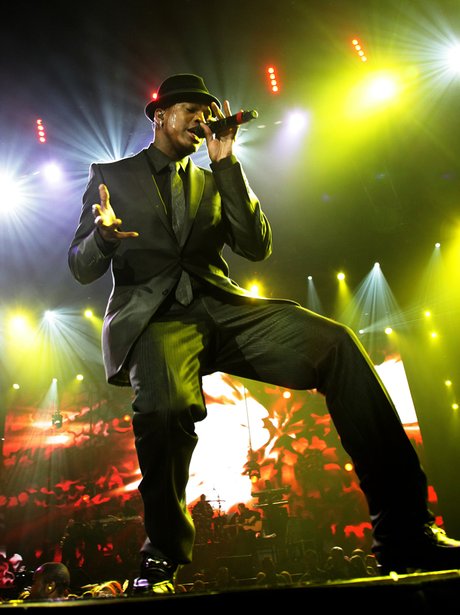 Ne-yo singing in a black suit