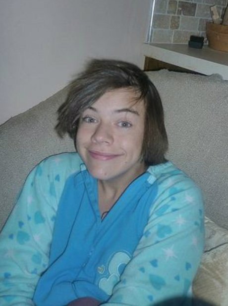 One Direction Star Harry Styles With Straightened Hair In His Youth 5075