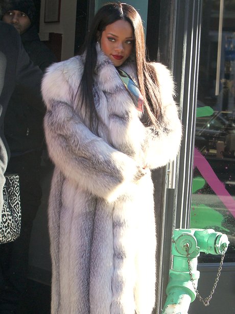 rihanna-fur-coat-1391077495-view-1.jpg