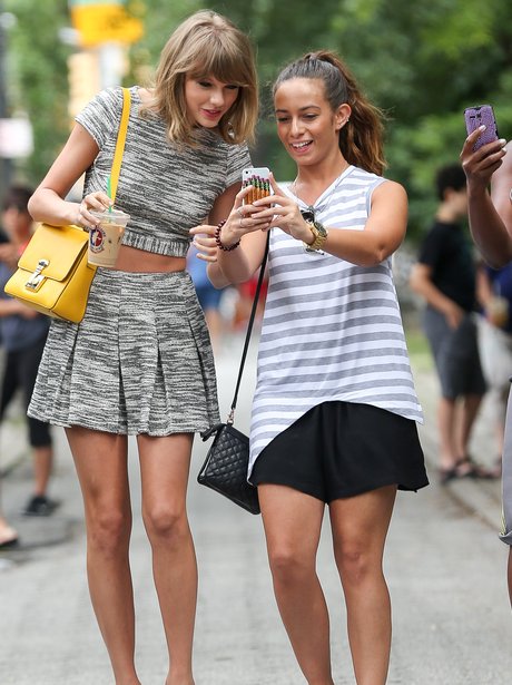 Taylor Swift gets into the #selfie spirit with a fan - This Week's MUST ...